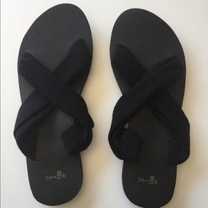 Black sanuks size 7